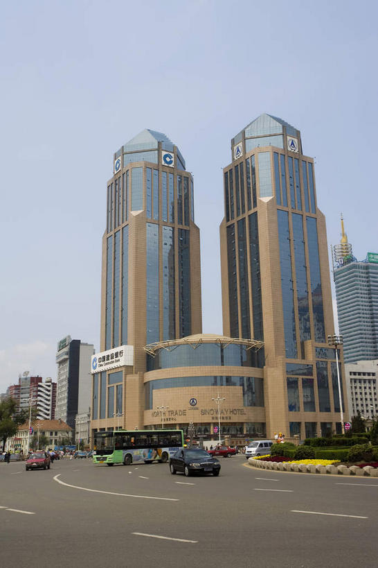 无人,高楼大厦,竖图,室外,白天,仰视,度假,美景,植物,窗户,落地窗,城市风光,城市,大厦,道路,建筑,路,摩天大楼,公路,汽车,中国,亚洲,一排,许多,阴影,整齐,并列,并排,光线,影子,景观,分界线,停车线,交通,很多,娱乐,建设,玻璃窗,车,树,树木,排列,蓝色,绿色,白色,倒影,蓝天,天空,阳光,自然,交通工具,轿车,天,享受,休闲,景色,放松,生长,晴朗,成长,车行道,车行道分界线,哈尔滨,黑,倒映,队列,载具,标线,平行,玻璃幕墙,东亚,车行线,黑龙江,黑龙江省,万里无云,中华人民共和国,省会,东北地区,哈尔滨市,反照,晴空,晴空万里,马路,彩图,低角度拍摄,大楼,高层建筑,高楼,摩天楼,秦家岗,南岗区,红博广场