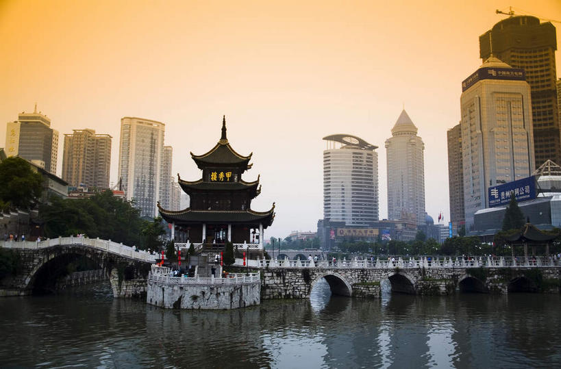 无人,高楼大厦,栏杆,横图,室外,白天,正面,旅游,度假,河流,日落,水,标志建筑,大厦,地标,建筑,摩天大楼,桥梁,雕塑,中国,亚洲,一块,许多,吊挂,悬挂,艺术,装饰,标志,雕刻,牌匾,瓦片,文字,柱子,字符,屋檐,河水,水流,晚霞,霞光,落日,围栏,桥,褐色,很多,挂,文化,娱乐,标识,建设,石桥,护栏,檐,倒影,黄昏,工艺品,享受,休闲,汉字,旅游胜地,彩霞,放松,纪念,人行桥,美术,倒映,中文,主题,陈列,东亚,贵州,贵州省,贵阳,中华人民共和国,省会,黔,西南地区,贵阳市,功能,美学,国文,华文,夕照,反照,薄暮,夕阳,彩图,傍晚,大楼,高层建筑,高楼,摩天楼,斜阳,南明区,甲秀楼,飞檐