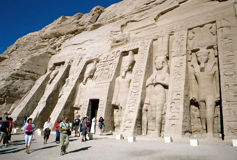 西方人,寺庙,走,横图,室外,白天,仰视,旅游,度假,名胜古迹,标志建筑,城市,道路,地标,建筑,路,雕塑,欧洲,非洲,埃及,苏丹,黑人,欧洲人,五个,一排,许多,行人,游客,游人,阴影,服装,节日,遗迹,艺术,整齐,装饰,光线,雕刻,雕像,影子,小路,交通,许多人,燃烧,注视,休闲装,古迹,文化,文物,娱乐,建设,古建筑,路人,旅客,排列,衣服,蓝色,蓝天,天空,阳光,香火,工艺品,庙宇,天,观察,看,祈祷,一群人,享受,休闲,健康,休闲服,旅游胜地,放松,许愿,宗教,服饰,信仰,晴朗,观看,纪念,祈求,美术,察看,古埃及,队列,关注,主题,陈列,古文明,北非,万里无云,首府,阿拉伯埃及共和国,金字塔之国,棉花之国,功能,美学,阿斯旺,阿斯旺省,阿非利加洲,苏丹共和国,阿布辛贝神庙,拉美西斯二世神庙,过客,努比亚,阿布辛拜勒神庙,库赖迈,平安,男人,男性,年轻男性,年轻女性,女人,女性,白种人,非洲人,晴空,晴空万里,步行,散步,走路,半身,彩图,低角度拍摄,庙,寺,努比亚文物遗址,努比亚遗址,阿布辛贝尔神庙雕像