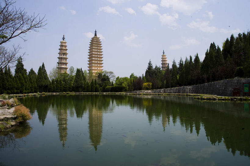 无人,横图,室外,白天,仰视,旅游,度假,河流,名胜古迹,树林,水,植物,标志建筑,地标,建筑,大理,中国,亚洲,阴影,遗迹,光线,影子,河水,水流,云,云朵,塔,云彩,古迹,文物,娱乐,建设,古建筑,宝塔,云南,佛塔,树,树木,蓝色,绿色,白云,倒影,蓝天,天空,阳光,自然,天,享受,休闲,旅游胜地,放松,生长,晴朗,成长,倒映,古文明,东亚,云南省,中华人民共和国,西南地区,崇圣寺,崇圣寺三塔,滇,大理州,大理白族自治州,浮图,浮屠,反照,晴空,彩图,低角度拍摄,塔婆,浮图塔,浮头,佛图,大理崇圣寺,大理三塔,三塔,云南崇圣寺三塔