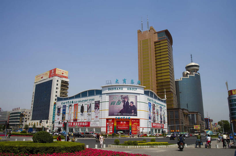 东方人,无人,商店,走,横图,室外,白天,仰视,购物,度假,消费,美景,树林,植物,窗户,落地窗,城市风光,超市,城市,商场,中国,亚洲,一排,许多,行人,服装,整齐,并列,并排,盛开,信息,标志,文字,字符,景观,很多,许多人,花蕾,注视,休闲装,黄种人,娱乐,标识,海报,路人,玻璃窗,广告,花,花瓣,花朵,鲜花,树,树木,排列,衣服,红色,蓝色,绿色,倒影,蓝天,天空,自然,天,花苞,花蕊,观察,看,一群人,享受,休闲,休闲服,汉字,景色,放松,金融,百货,服饰,生长,晴朗,成长,观看,察看,倒映,队列,关注,中文,宣传,平行,选购,玻璃幕墙,贸易,百货公司,东亚,吉林,吉林省,万里无云,中华人民共和国,血拼,国文,华文,东北地区,吉,反照,过客,男人,男性,年轻男性,年轻女性,女人,女性,亚洲人,晴空,晴空万里,步行,散步,走路,彩图,低角度拍摄,购物商场,购物中心,商业中心,招贴