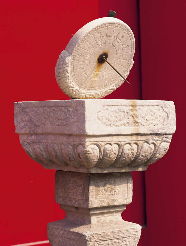无人,故宫,宫殿,竖图,室外,白天,正面,旅游,度假,名胜古迹,标志建筑,地标,建筑,北京,中国,亚洲,阴影,遗迹,时间,光线,影子,墙,首都,计时,古迹,文物,娱乐,建设,古建筑,墙壁,墙面,一个,红色,阳光,紫禁城,享受,休闲,旅游胜地,放松,单个,准确,宫廷,精准,日晷,古文明,东亚,中华人民共和国,东城区,北京市,京,北平,华北地区,王宫,日规,彩图,故宫博物院,皇宫,北京紫禁城,北京故宫