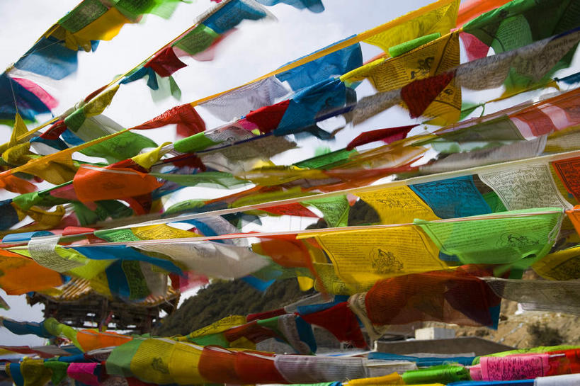 无人,横图,室外,白天,正面,旅游,度假,美景,山,山脉,中国,亚洲,一排,许多,吊挂,悬挂,阴影,整齐,并列,并排,光线,影子,景观,山峰,云,云朵,山峦,很多,挂,云彩,娱乐,迪庆,梅里雪山,云南,经幡,排列,蓝色,白云,蓝天,天空,阳光,自然,群山,天,享受,休闲,景色,放松,晴朗,队列,自然风光,平行,东亚,迪庆藏族自治州,云南省,德钦县,风马旗,中华人民共和国,西南地区,滇,迪庆州,晴空,彩图,雪山太子