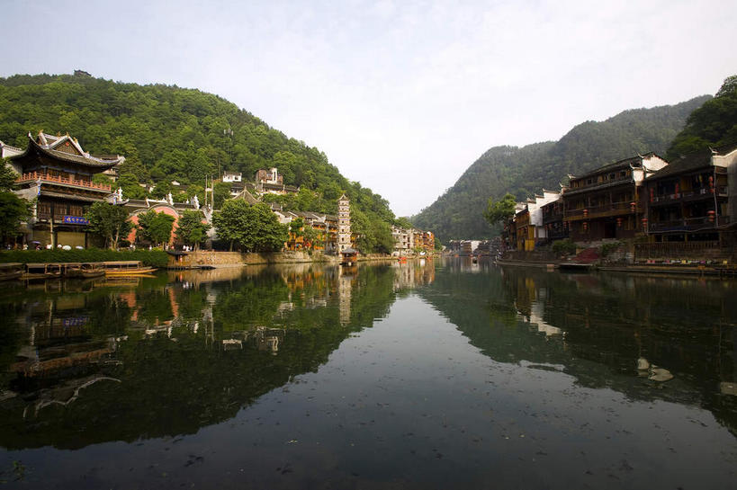 无人,家,横图,室外,白天,正面,旅游,度假,河流,名胜古迹,山,山脉,水,植物,标志建筑,地标,建筑,中国,亚洲,阴影,遗迹,光线,凤凰,瓦片,影子,房屋,屋顶,屋檐,屋子,河水,山峰,水流,山峦,顶棚,古迹,文物,娱乐,建设,古建筑,石桥,楼房,檐,树,树木,绿色,倒影,天空,阳光,自然,群山,天,享受,休闲,旅游胜地,放松,生长,成长,人行桥,石拱桥,倒映,古文明,东亚,湖南,湘西,湖南省,凤凰古城,中华人民共和国,华中地区,湘,湘西州,湘西土家族苗族自治州,反照,凤凰县,彩图,房子,凤凰古城千潭苗寨,山江镇