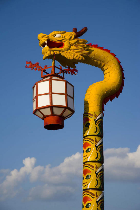 无人,竖图,室外,白天,仰视,旅游,度假,绘画,成功,名胜古迹,标志建筑,地标,建筑,照明,雕塑,中国,亚洲,阴影,遗迹,艺术,装饰,光线,纹路,龙,灯笼,雕刻,雕像,浮雕,纹理,影子,纸灯笼,柱子,云,云朵,云彩,古迹,文化,文物,娱乐,建设,古建筑,一个,蓝色,白云,蓝天,天空,阳光,工艺品,灯具,天,享受,休闲,旅游胜地,放松,晴朗,单个,纪念,黑,照亮,美术,照明设备,高贵,主题,图腾,传说,陈列,古文明,东亚,黑龙江,黑龙江省,肌理,中华人民共和国,功能,美学,祥瑞,灵兽,权势,尊荣,东北地区,黑河,黑河市,幸运,晴空,画画,半身,彩图,低角度拍摄,德都,五大连池,五大连池市