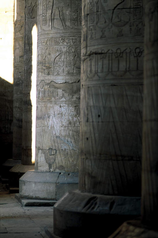 无人,竖图,室外,特写,白天,正面,旅游,度假,绘画,名胜古迹,标志建筑,地标,建筑,静物,雕塑,非洲,埃及,破旧,遗迹,艺术,装饰,陈旧,纹路,雕刻,雕像,浮雕,纹理,柱子,古迹,文化,文物,娱乐,建设,古建筑,废墟,工艺品,享受,休闲,旅游胜地,放松,纪念,美术,残破,主题,陈列,古文明,肌理,阿拉伯埃及共和国,金字塔之国,棉花之国,功能,美学,阿非利加洲,埃德富,埃德富神庙,荷鲁斯神殿,画画,彩图