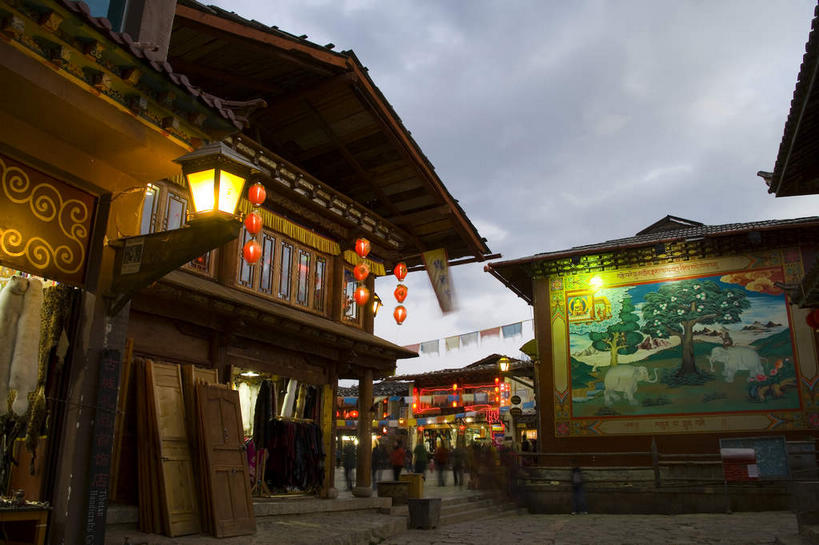 无人,家,横图,室外,白天,仰视,旅游,度假,绘画,名胜古迹,标志建筑,道路,地标,建筑,路,雕塑,香格里拉,中国,亚洲,一排,许多,吊挂,悬挂,遗迹,艺术,整齐,装饰,并列,并排,雕刻,雕像,浮雕,瓦片,房屋,墙,屋檐,屋子,乌云,云,阴天,云朵,小路,交通,很多,挂,云彩,古迹,文化,文物,娱乐,建设,古建筑,照壁,楼房,迪庆,云南,檐,墙壁,墙面,住宅,排列,红色,天空,工艺品,天,享受,休闲,旅游胜地,放松,纪念,美术,昏暗,阴沉,队列,中国文化,主题,平行,陈列,古文明,东亚,中甸,迪庆藏族自治州,云南省,灯笼草,沙灯笼,天泡子,水灯笼,打卜草,打额泡,天泡草,王母珠,小酸浆,中华人民共和国,西南地区,功能,美学,影壁,滇,迪庆州,香格里拉县,画画,彩图,低角度拍摄,房子,屏风墙,萧墙,传统文化