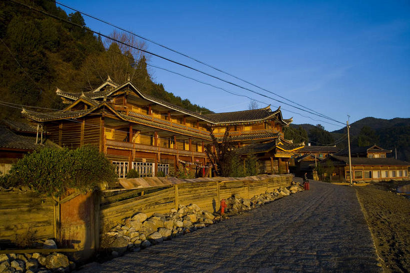 无人,家,横图,室外,白天,正面,度假,美景,植物,城市风光,城市,道路,路,丽江,中国,亚洲,阴影,光线,瓦片,影子,房屋,墙,屋顶,屋檐,屋子,景观,小路,交通,顶棚,娱乐,楼房,云南,檐,墙壁,墙面,住宅,树,树木,蓝色,绿色,蓝天,天空,阳光,自然,天,享受,休闲,景色,放松,四川省,生长,晴朗,成长,东亚,凉山彝族自治州,四川,盐源县,泸沽湖,凉山,云南省,万里无云,中华人民共和国,西南地区,川,滇,丽江市,凉山州,晴空,晴空万里,彩图,房子,左所海,盐源,宁蒗彝族自治县,宁蒗县,鲁窟海子,亮海