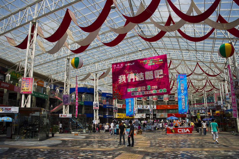 东方人,站,走,横图,室内,白天,仰视,度假,美景,窗户,城市风光,城市,中国,亚洲,一排,许多,行人,服装,整齐,装饰,并列,并排,柱子,天窗,景观,很多,许多人,休闲装,黄种人,娱乐,路人,玻璃窗,装饰品,排列,衣服,红色,白色,装饰物,站着,一群人,享受,休闲,休闲服,景色,放松,服饰,华丽,修饰,黑,点缀,队列,饰物,平行,东亚,黑龙江,黑龙江省,中华人民共和国,衬托,美观,雅致,雅观,东北地区,齐齐哈尔,齐齐哈尔市,过客,男人,男性,年轻男性,年轻女性,女人,女性,亚洲人,步行,散步,站立,走路,彩图,低角度拍摄,全身