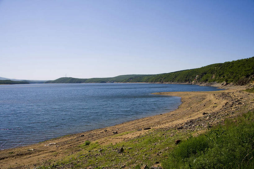 无人,横图,室外,白天,正面,旅游,度假,湖,湖泊,美景,沙滩,山,山脉,水,植物,中国,亚洲,阴影,光线,沙子,影子,河岸,河滩,湖面,景观,山峰,水流,水面,沙地,山峦,娱乐,树,树木,蓝色,绿色,蓝天,天空,阳光,自然,湖水,群山,天,享受,休闲,景色,放松,生长,晴朗,成长,黑,自然风光,东亚,黑龙江,黑龙江省,万里无云,中华人民共和国,东北地区,牡丹江,牡丹江市,晴空,晴空万里,彩图,镜泊湖,镜泊湖国家级风景名胜区,镜泊湖景区,镜泊湖世界地质公园,宁安,宁安市