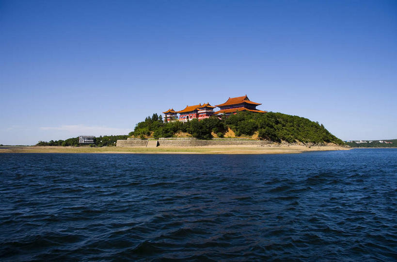 无人,家,横图,室外,白天,正面,旅游,度假,岛屿,湖,湖泊,美景,水,植物,中国,亚洲,阴影,光线,瓦片,影子,房屋,屋顶,屋檐,屋子,岛,湖面,景观,水流,水面,顶棚,娱乐,楼房,檐,住宅,树,树木,蓝色,绿色,蓝天,天空,阳光,自然,湖水,天,享受,休闲,景色,放松,生长,晴朗,成长,黑,自然风光,东亚,黑龙江,黑龙江省,万里无云,中华人民共和国,东北地区,牡丹江,牡丹江市,列岛,群岛,诸岛,晴空,晴空万里,彩图,房子,镜泊湖,镜泊湖国家级风景名胜区,镜泊湖景区,镜泊湖世界地质公园,宁安,宁安市