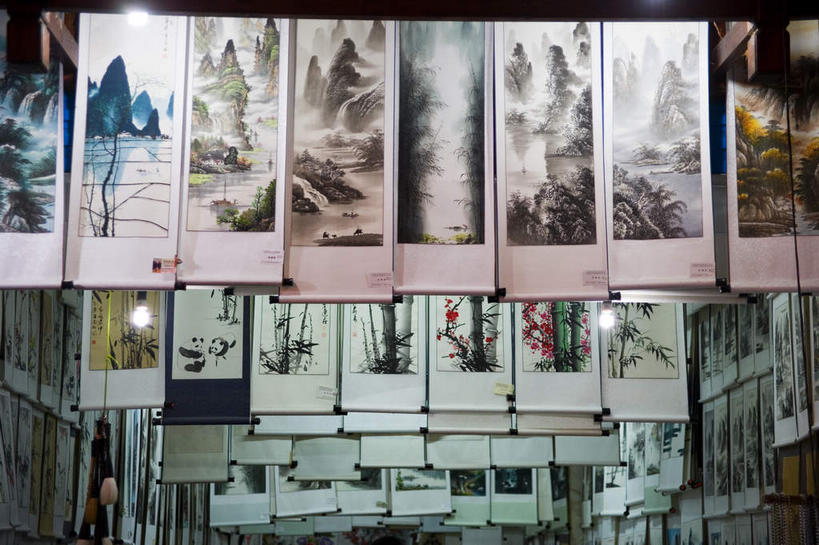 无人,商店,横图,室外,白天,仰视,绘画,照明,一排,许多,吊挂,悬挂,阴影,艺术,整齐,光线,影子,墙,灯光,很多,古典,挂,文化,商铺,顶灯,墙壁,墙面,灯,排列,工艺品,灯具,品味,照亮,美术,高雅,照明设备,队列,国画,水墨画,美学,市肆,商号,水墨,画轴,彩图,低角度拍摄,店铺,挂轴,立轴,装裱,装池,中国画