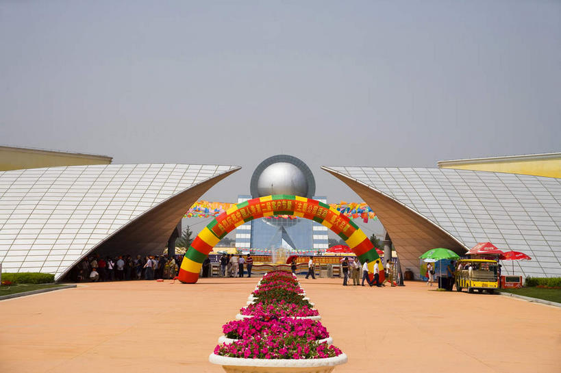 东方人,无人,走,横图,彩色,室外,白天,正面,旅游,度假,植物,窗户,门,标志建筑,道路,地标,建筑,路,公路,叶子,雕塑,中国,亚洲,许多,行人,阴影,条纹,服装,艺术,装饰,盛开,光线,雕刻,雕像,伞,影子,雨伞,遮阳伞,塑料,墙,交通,很多,许多人,花蕾,注视,休闲装,黄种人,娱乐,阳伞,建设,路人,玻璃窗,墙壁,墙面,花,花瓣,花朵,花卉,鲜花,衣服,蓝色,绿色,紫色,蓝天,天空,阳光,气球,塑料制品,工艺品,门框,天,花苞,花蕊,观察,看,一群人,享受,休闲,休闲服,橡胶,旅游胜地,放松,服饰,晴朗,观看,纪念,五颜六色,华丽,修饰,美术,色彩斑斓,点缀,察看,太阳伞,关注,主题,五彩缤纷,陈列,橡胶制品,东亚,吉林,吉林省,长春,长春市,万里无云,中华人民共和国,省会,功能,美学,衬托,美观,雅致,雅观,五彩斑斓,东北地区,吉,五光十色,过客,男人,男性,年轻男性,年轻女性,女人,女性,亚洲人,晴空,晴空万里,马路,步行,散步,走路,彩图,长影世纪城