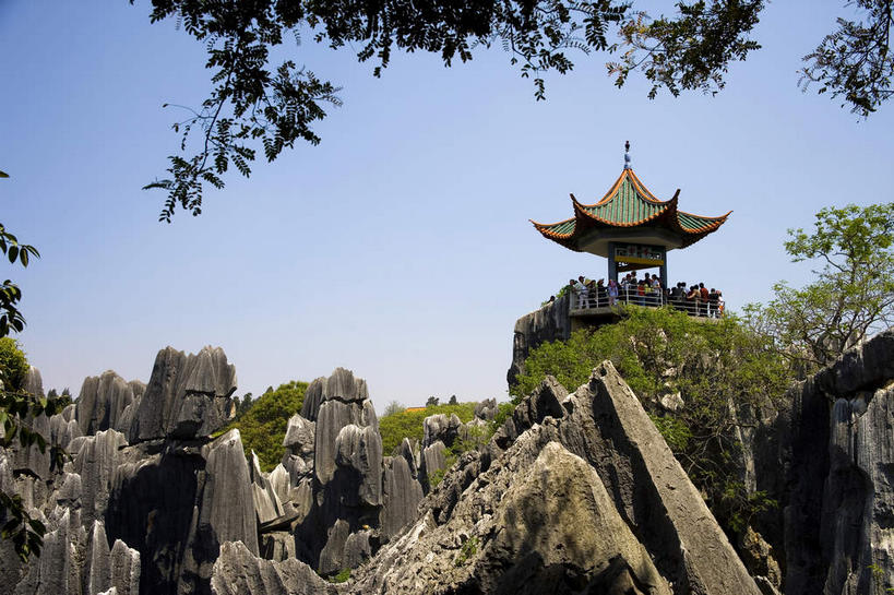 无人,栏杆,横图,室外,白天,仰视,旅游,度假,石头,美景,石林,植物,昆明,中国,亚洲,许多,阴影,光线,石子,瓦片,影子,柱子,亭子,屋檐,景观,围栏,很多,娱乐,护栏,云南,檐,树,树木,蓝色,绿色,蓝天,天空,阳光,自然,凉亭,天,享受,休闲,景色,放松,生长,晴朗,成长,自然风光,昆明市,东亚,云南省,万里无云,中华人民共和国,省会,西南地区,滇,石林县,石林彝族自治县,石块,岩石,晴空,晴空万里,彩图,低角度拍摄,望峰亭,飞檐