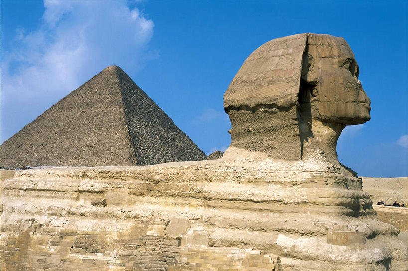 无人,横图,室外,白天,仰视,旅游,度假,名胜古迹,城市,地标,雕塑,非洲,埃及,阴影,遗迹,艺术,装饰,光线,雕刻,雕像,三角形,影子,云,云朵,云彩,古迹,历史,文物,娱乐,古建筑,蓝色,白云,蓝天,天空,阳光,工艺品,天,享受,休闲,旅游胜地,金字塔,放松,晴朗,纪念,美术,陵墓,狮身人面像,主题,陈列,古文明,首府,吉萨,古代七大奇迹,阿拉伯埃及共和国,金字塔之国,棉花之国,方锥形,功能,美学,阿非利加洲,吉萨省,斯芬克斯,晴空,彩图,低角度拍摄,标志性建筑