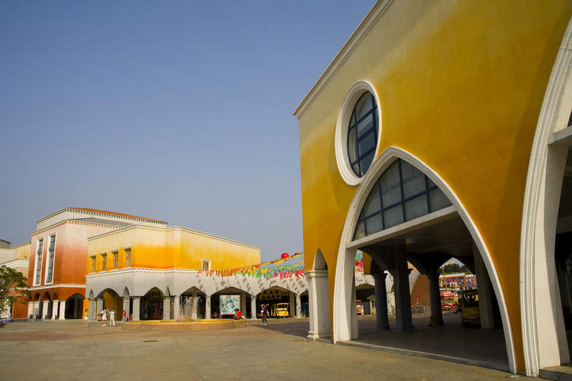 无人,家,横图,室外,白天,仰视,旅游,度假,窗户,标志建筑,道路,地标,建筑,路,中国,亚洲,许多,阴影,光线,影子,柱子,房屋,墙,屋子,小路,交通,很多,娱乐,建设,楼房,玻璃窗,墙壁,墙面,住宅,黄色,蓝色,蓝天,天空,阳光,天,享受,休闲,旅游胜地,放松,晴朗,东亚,吉林,吉林省,长春,长春市,万里无云,中华人民共和国,省会,东北地区,吉,晴空,晴空万里,彩图,低角度拍摄,房子,长影世纪城