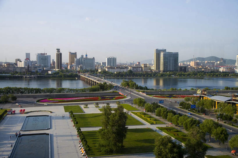 无人,高楼大厦,横图,俯视,室外,白天,度假,草地,草坪,河流,美景,水,植物,城市风光,城市,大厦,道路,建筑,路,摩天大楼,公路,中国,亚洲,阴影,光线,影子,河水,景观,水流,交通,娱乐,建设,草,树,树木,蓝色,绿色,倒影,蓝天,天空,阳光,自然,天,享受,休闲,景色,放松,生长,晴朗,成长,广西,倒映,东亚,南宁,万里无云,广西壮族自治区,首府,中华人民共和国,桂,华南地区,南宁市,反照,晴空,晴空万里,马路,彩图,高角度拍摄,大楼,高层建筑,高楼,摩天楼,民族大道,十里民族大道