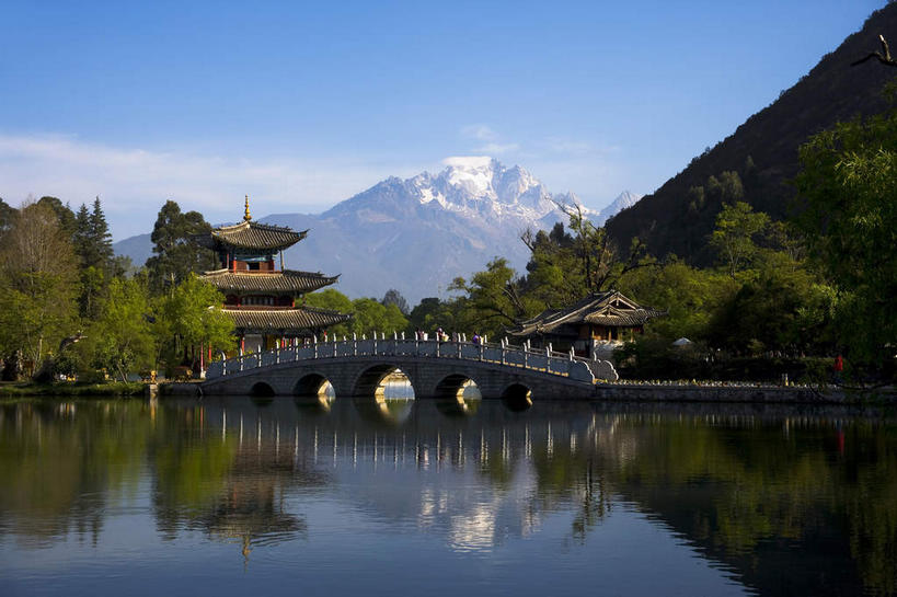 无人,公园,栏杆,横图,室外,白天,正面,旅游,度假,河流,美景,山,水,雪,雪山,大雪,桥梁,丽江,中国,亚洲,阴影,光线,瓦片,影子,亭子,屋檐,冰,河水,积雪,景观,山峰,水流,雪景,云,云朵,冬季,冬天,围栏,桥,山峦,云彩,娱乐,石桥,护栏,云南,檐,玉龙雪山,蓝色,白云,倒影,蓝天,天空,阳光,自然,凉亭,天,享受,休闲,景色,放松,寒冷,晴朗,人行桥,冰冷,倒映,自然风光,东亚,云南省,黑龙潭公园,中华人民共和国,西南地区,严寒,冰凉,酷寒,凛冽,凛凛,极冷,滇,丽江市,反照,玉泉公园,波石欧鲁,黑白雪山,玉龙纳西族自治县,玉龙山,晴空,彩图,丽江黑龙潭,飞檐