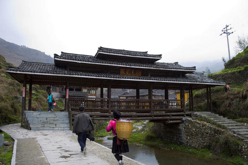 东方人,背,三个人,栏杆,走,交叉,横图,室外,白天,度假,河流,美景,山,山脉,树林,水,植物,楼梯,城市风光,城市,道路,路,竹子,中国,亚洲,许多,行人,竹制,服装,编织,篮子,瓦片,柱子,阶梯,亭子,屋檐,河水,景观,山峰,水流,围栏,小路,交通,山峦,很多,休闲装,黄种人,娱乐,护栏,檐,路人,石板路,台阶,树,树木,背面,衣服,绿色,天空,自然,竹篮,凉亭,群山,天,背着,享受,休闲,休闲服,景色,放松,服饰,生长,成长,广西,竹条,交织,竹制品,东亚,龙胜,龙脊梯田,广西壮族自治区,中华人民共和国,桂,华南地区,背负,穿插,背篓,龙胜各族自治县,过客,龙胜梯田,男人,男性,年轻男性,年轻女性,女人,女性,亚洲人,步行,散步,走路,半身,彩图