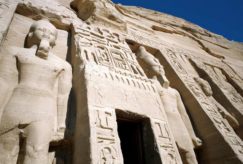 无人,三个人,寺庙,站,横图,室外,白天,仰视,旅游,度假,绘画,名胜古迹,标志建筑,城市,地标,建筑,雕塑,非洲,埃及,苏丹,亚洲,阴影,节日,遗迹,艺术,装饰,光线,雕刻,雕像,浮雕,影子,柱子,墙,燃烧,注视,古迹,文化,文物,娱乐,建设,古建筑,墙壁,墙面,蓝色,蓝天,天空,阳光,香火,工艺品,庙宇,天,观察,看,祈祷,站着,享受,休闲,健康,旅游胜地,放松,许愿,宗教,信仰,晴朗,观看,纪念,祈求,美术,察看,古埃及,关注,主题,陈列,古文明,北非,万里无云,首府,阿拉伯埃及共和国,金字塔之国,棉花之国,功能,美学,阿斯旺,阿斯旺省,阿非利加洲,苏丹共和国,阿布辛贝神庙,拉美西斯二世神庙,努比亚,阿布辛拜勒神庙,库赖迈,平安,男人,男性,年轻男性,阿拉伯人,白种人,亚洲人,晴空,晴空万里,画画,站立,半身,彩图,低角度拍摄,庙,寺,努比亚文物遗址,努比亚遗址,浅浮雕,阿布辛贝尔神庙雕像