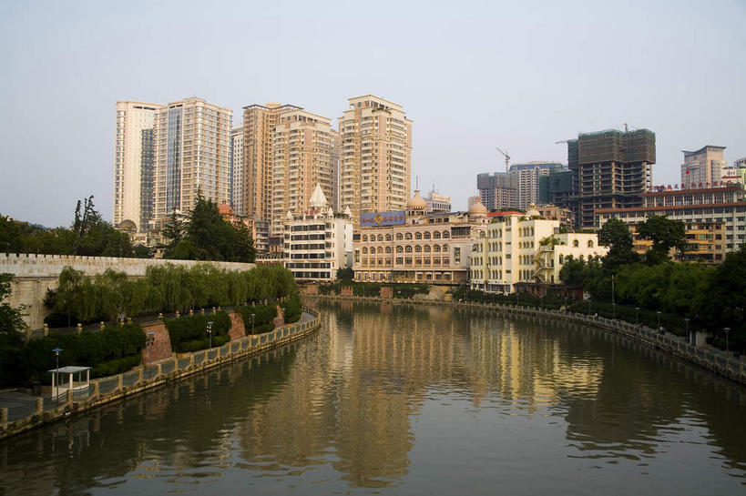 无人,高楼大厦,横图,室外,白天,仰视,度假,河流,美景,水,城市风光,城市,大厦,建筑,摩天大楼,中国,亚洲,阴影,光线,影子,房屋,屋子,河水,景观,水流,公寓,娱乐,建设,楼房,住宅,蓝色,倒影,蓝天,天空,阳光,天,享受,休闲,景色,放松,晴朗,倒映,东亚,贵州,贵州省,贵阳,万里无云,中华人民共和国,省会,黔,西南地区,贵阳市,反照,晴空,晴空万里,彩图,低角度拍摄,房子,大楼,高层建筑,高楼,摩天楼