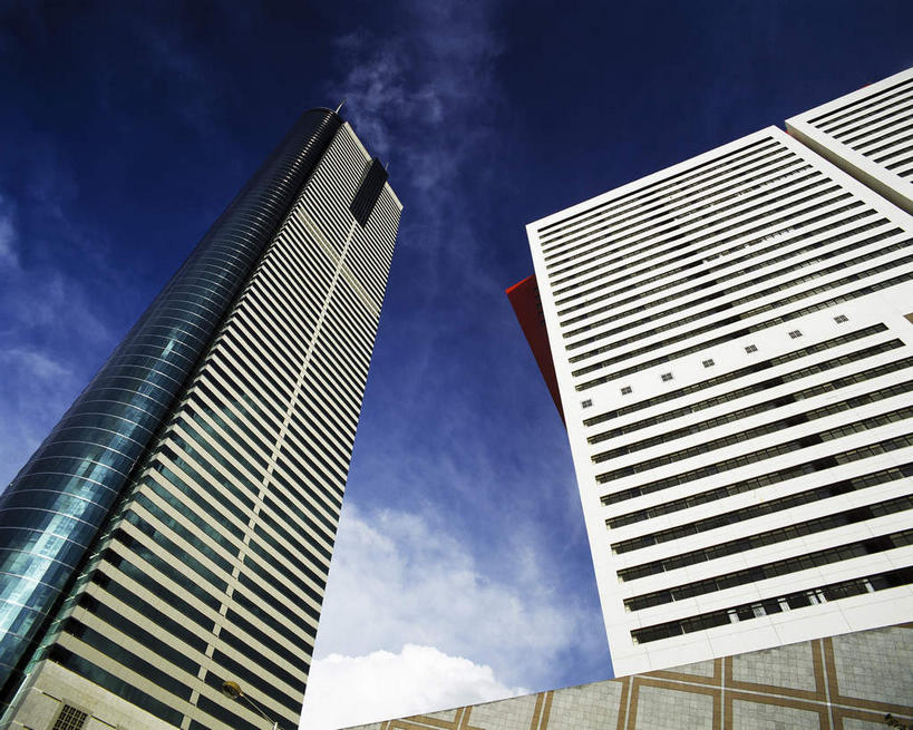 无人,高楼大厦,横图,室外,白天,仰视,旅游,度假,窗户,落地窗,标志建筑,大厦,地标,建筑,摩天大楼,深圳,中国,亚洲,一排,许多,阴影,整齐,并列,并排,光线,影子,云,云朵,很多,云彩,娱乐,建设,玻璃窗,排列,蓝色,白云,蓝天,天空,阳光,天,享受,休闲,旅游胜地,放松,晴朗,队列,平行,玻璃幕墙,地王大厦,东亚,广东,鹏城,广东省,中华人民共和国,华南地区,粤,深圳市,晴空,彩图,低角度拍摄,大楼,高层建筑,高楼,摩天楼,罗湖区,信兴广场,深圳地王大厦