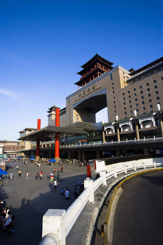 无人,家,火车站,竖图,室外,白天,仰视,旅游,度假,植物,窗户,标志建筑,大桥,道路,地标,建筑,路,路灯,桥梁,公路,车站,汽车,照明,北京,中国,亚洲,一排,许多,阴影,整齐,并列,并排,光线,瓦片,影子,房屋,屋檐,屋子,云,云朵,高架,拱门,桥,灯光,分界线,停车线,站台,交通,首都,很多,云彩,娱乐,建设,楼房,月台,檐,玻璃窗,住宅,车,灯,树,树木,排列,蓝色,绿色,白云,蓝天,天空,阳光,自然,交通工具,轿车,天,享受,休闲,旅游胜地,放松,生长,晴朗,成长,车行道,车行道分界线,照亮,照明设备,队列,载具,标线,平行,高架桥,东亚,车行线,高架道路,跨线桥,中华人民共和国,北京市,京,北平,华北地区,丰台区,晴空,马路,彩图,低角度拍摄,房子,铁路车站,铁路站,西客站,北京西客站,北京西站