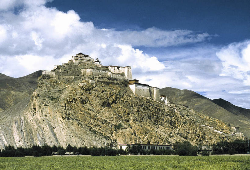 无人,宫殿,横图,室外,白天,正面,旅游,度假,草地,草坪,石头,名胜古迹,山,山脉,植物,标志建筑,地标,建筑,中国,亚洲,阴影,遗迹,光线,石子,影子,山峰,悬崖,云,云朵,山峦,云彩,古迹,文物,娱乐,建设,古建筑,西藏,草,树,树木,蓝色,绿色,白云,蓝天,天空,阳光,自然,群山,天,享受,休闲,旅游胜地,放松,生长,晴朗,成长,宫廷,藏,古文明,东亚,西藏自治区,日喀则,日喀则市,中华人民共和国,西南地区,绝壁,王宫,江孜,江孜县,石块,岩石,晴空,彩图,皇宫