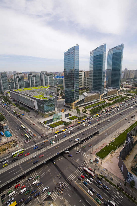 无人,家,高楼大厦,竖图,俯视,航拍,室外,白天,旅游,度假,植物,窗户,落地窗,标志建筑,大桥,大厦,道路,地标,建筑,路,摩天大楼,桥梁,公路,汽车,北京,中国,亚洲,一排,许多,阴影,整齐,并列,并排,光线,影子,房屋,屋子,云,云朵,高架,桥,分界线,停车线,交通,首都,很多,云彩,娱乐,建设,楼房,玻璃窗,住宅,车,树,树木,排列,蓝色,绿色,白云,蓝天,天空,阳光,自然,交通工具,轿车,天,享受,休闲,旅游胜地,放松,生长,晴朗,成长,车行道,车行道分界线,鸟瞰,队列,载具,标线,平行,高架桥,玻璃幕墙,长安街,东亚,车行线,高架道路,跨线桥,中华人民共和国,北京市,京,北平,华北地区,晴空,马路,彩图,高角度拍摄,房子,大楼,高层建筑,高楼,摩天楼,神州第一街,北京华贸中心,华贸中心