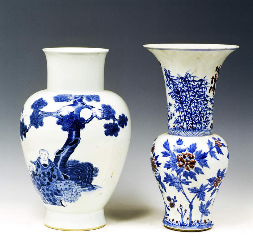 无人,横图,室内,特写,白天,正面,静物,花瓶,灰色背景,艺术,纹路,瓷器,纹理,手工艺品,陶瓷,陶瓷制品,文化,传统,两个,瓶子,工艺品,摄影,影棚,青花瓷,高雅,摄影棚,肌理,自信心,品位,磁器,白地青花瓷,青花,彩图,影棚拍摄,拍摄