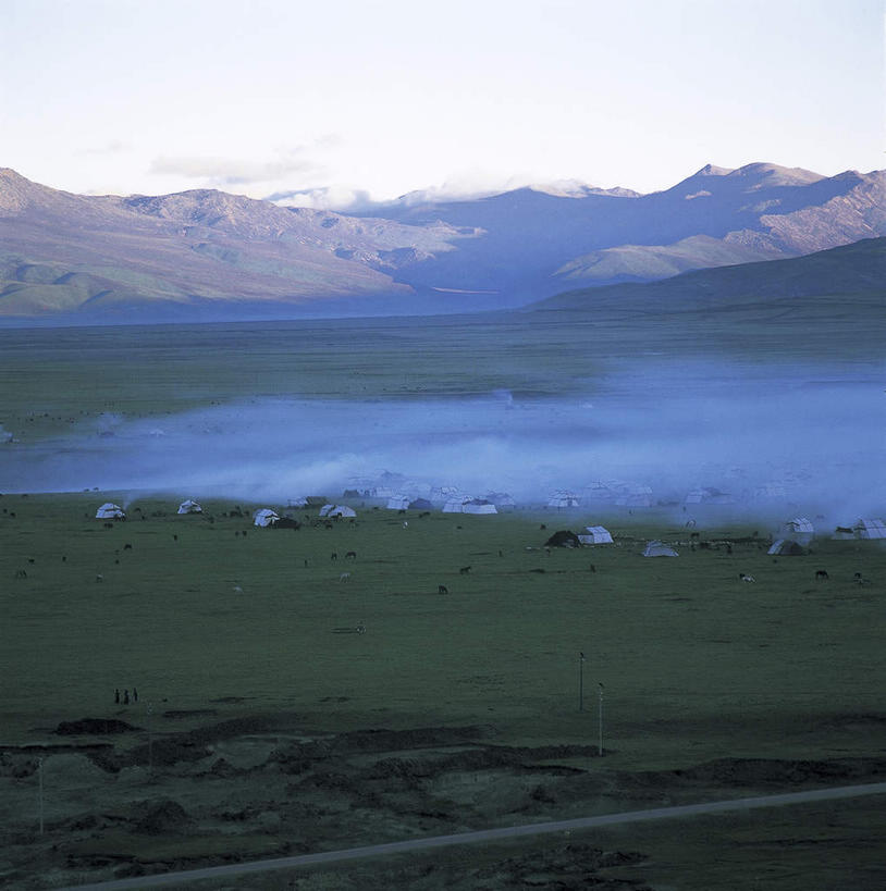 无人,家,站,竖图,室外,白天,正面,旅游,度假,草地,草原,日出,美景,山,山脉,太阳,植物,马,野生动物,中国,亚洲,许多,房屋,屋子,景观,旷野,山峰,朝霞,晨曦,黎明,山峦,很多,注视,娱乐,楼房,住宅,草,绿色,阳光,自然,动物,群山,观察,看,站着,享受,休闲,景色,放松,运输,牲畜,四川省,观看,察看,关注,自然风光,原野,东亚,四川,甘孜藏族自治州,理塘县,中华人民共和国,西南地区,川,甘孜,甘孜州,理塘,朝阳,站立,彩图,全身,卯时,破晓,日始,房子