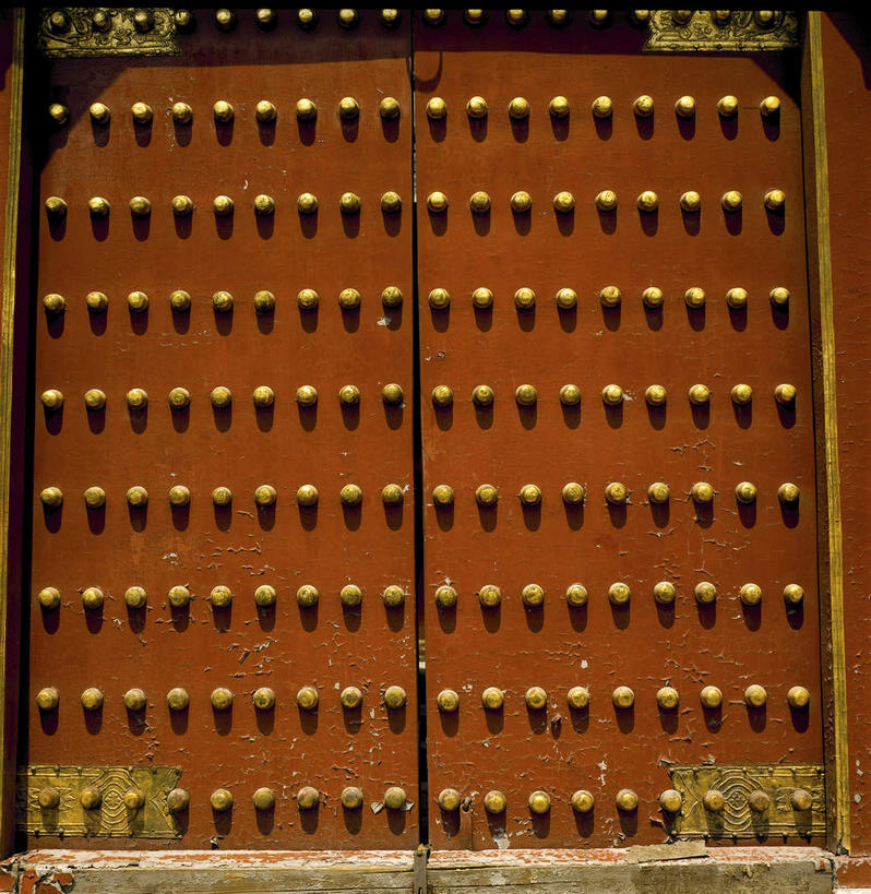 无人,博物馆,故宫,宫殿,竖图,室外,白天,正面,旅游,度假,名胜古迹,标志建筑,地标,建筑,金属制品,北京,中国,亚洲,一排,许多,阴影,研究,遗迹,整齐,装饰,光线,金属,影子,墙,褐色,首都,很多,教育,古迹,文物,娱乐,建设,古建筑,墙壁,墙面,排列,阳光,紫禁城,享受,休闲,金色,旅游胜地,放松,展览,华丽,修饰,点缀,宫廷,队列,欣赏,陈列,古文明,东亚,中华人民共和国,东城区,北京市,京,北平,华北地区,衬托,美观,雅致,雅观,王宫,典藏,彩图,故宫博物院,皇宫,北京紫禁城,北京故宫,加固,门钉