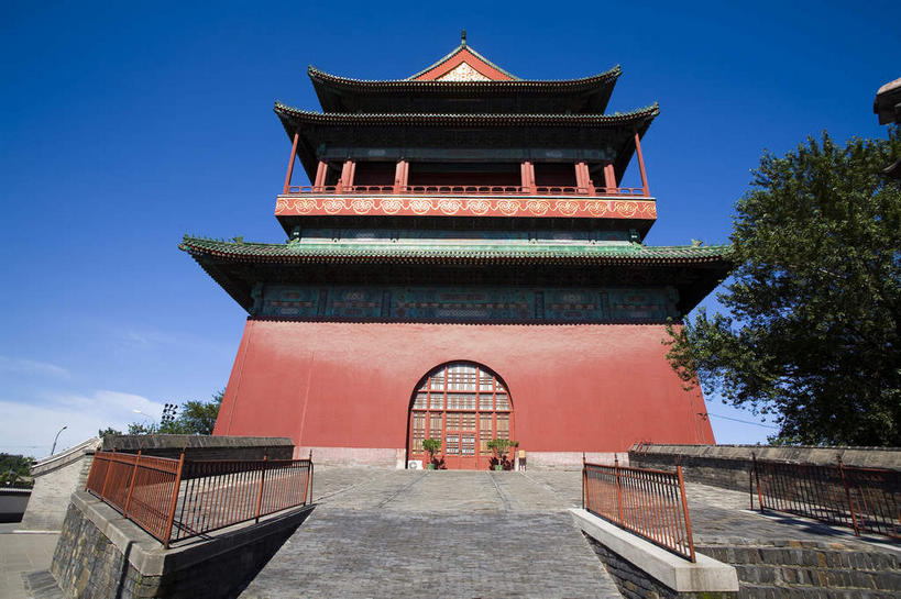 无人,栏杆,露台,横图,室外,白天,仰视,旅游,度假,名胜古迹,树林,植物,阳台,标志建筑,道路,地标,建筑,路,北京,中国,亚洲,一排,许多,阴影,遗迹,整齐,光线,瓦片,影子,柱子,墙,屋檐,云,云朵,拱门,围栏,小路,褐色,交通,首都,很多,云彩,古迹,文物,娱乐,建设,城墙,古建筑,护栏,檐,墙壁,墙面,石板路,树,树木,排列,蓝色,绿色,白云,蓝天,天空,阳光,自然,天,享受,休闲,旅游胜地,放松,生长,晴朗,成长,坚硬,队列,防御,古文明,东亚,鼓楼,中华人民共和国,北京市,京,北平,华北地区,西城区,坚固,晴空,彩图,低角度拍摄,露天阳台,北京鼓楼,地安门外大街,飞檐