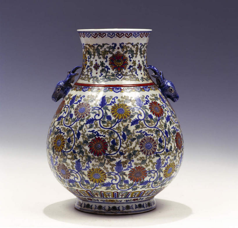 无人,横图,室内,特写,白天,正面,桌子,静物,工艺美术品,阴影,艺术,装饰,反射,纹路,纹理,影子,陶瓷,陶瓷制品,艺术品,一个,瓶子,工艺品,摄影,影棚,庞大,单个,工艺,华丽,修饰,复杂,美术,点缀,摄影棚,肌理,衬托,美观,雅致,雅观,繁杂,彩图,影棚拍摄,拍摄,双耳瓶