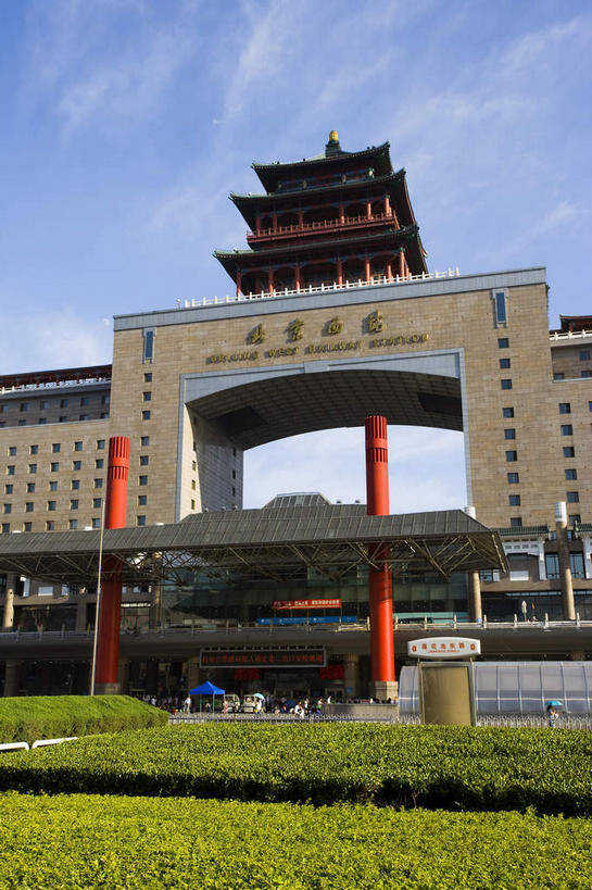 无人,火车站,竖图,室外,白天,仰视,旅游,度假,树林,植物,窗户,标志建筑,道路,地标,建筑,路,路灯,公路,车站,汽车,照明,北京,中国,亚洲,一排,许多,阴影,整齐,光线,英文,标志,文字,影子,柱子,字符,字母,墙,云,云朵,灯光,站台,交通,首都,很多,云彩,娱乐,标识,建设,月台,玻璃窗,墙壁,墙面,车,灯,树,树木,排列,蓝色,绿色,白云,蓝天,天空,阳光,自然,交通工具,轿车,天,享受,休闲,汉字,旅游胜地,放松,生长,晴朗,成长,英文字母,照亮,照明设备,队列,中文,载具,东亚,中华人民共和国,北京市,京,北平,华北地区,国文,华文,丰台区,晴空,马路,彩图,低角度拍摄,铁路车站,铁路站,西客站,北京西客站,北京西站