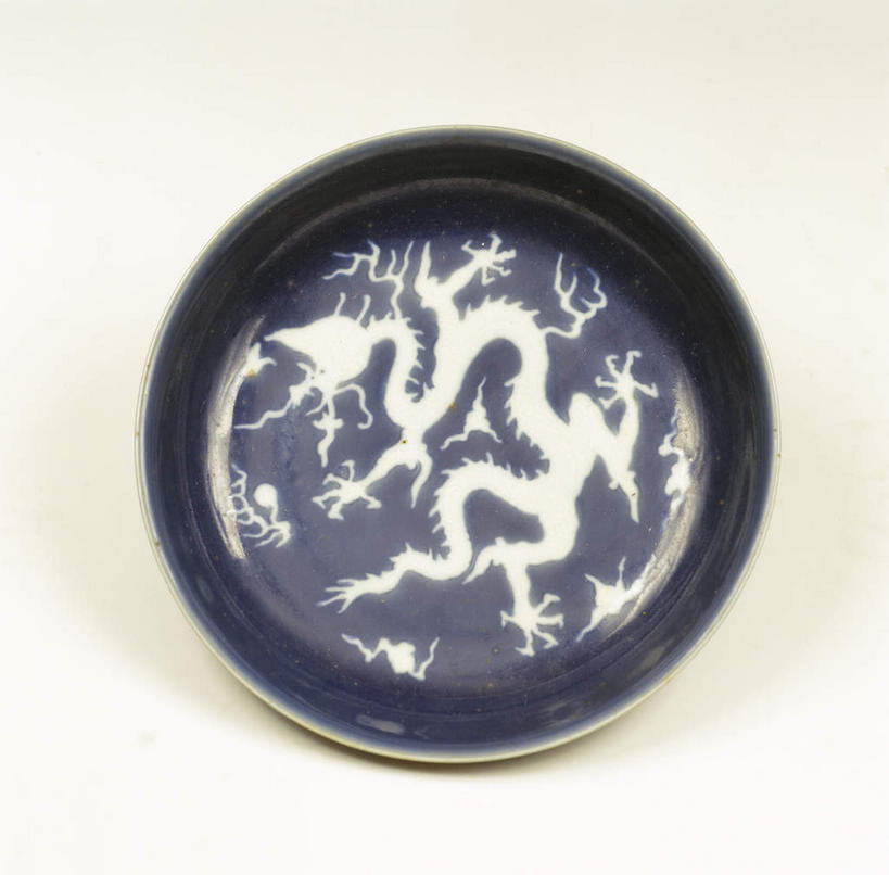 无人,横图,俯视,室内,特写,白天,桌面,桌子,静物,餐具,灰色背景,艺术,纹路,瓷器,碟子,盘,纹理,手工艺品,文化,传统,一个,盘子,工艺品,碟,摄影,影棚,单个,青花瓷,高雅,摄影棚,肌理,自信心,品位,磁器,白地青花瓷,青花,彩图,高角度拍摄,影棚拍摄,拍摄