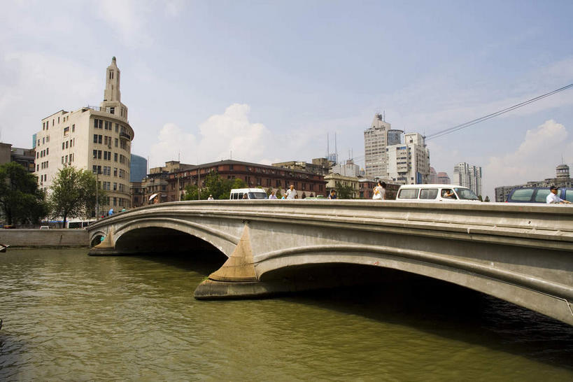 无人,家,高楼大厦,横图,室外,白天,正面,旅游,度假,河流,水,植物,标志建筑,大厦,地标,建筑,摩天大楼,桥梁,上海,中国,亚洲,阴影,波纹,时间,光线,时钟,影子,房屋,屋子,河水,水流,云,云朵,钟楼,桥,计时,云彩,娱乐,建设,虹口区,石桥,楼房,拱桥,住宅,树,树木,蓝色,绿色,白云,蓝天,水纹,天空,阳光,自然,钟表,波浪,天,享受,休闲,表,旅游胜地,放松,拱形,生长,晴朗,成长,人行桥,石拱桥,申,黄浦区,四川路桥,东亚,上海市,中华人民共和国,沪,华东地区,塔钟,钟,晴空,彩图,房子,大楼,高层建筑,高楼,摩天楼