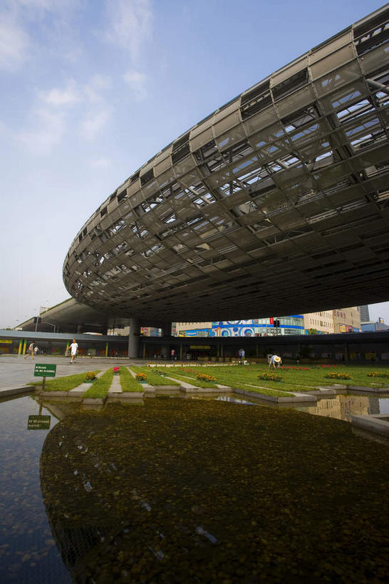 无人,竖图,室外,白天,仰视,旅游,度假,草地,草坪,植物,标志建筑,地标,建筑,上海,中国,亚洲,一排,阴影,整齐,并列,并排,光线,影子,池塘,水池,娱乐,建设,架子,草,排列,蓝色,绿色,倒影,蓝天,天空,阳光,天,享受,休闲,旅游胜地,放松,晴朗,支撑,固定,申,倒映,队列,平行,杨浦区,东亚,上海市,五角场,万达广场,万里无云,中华人民共和国,沪,华东地区,反照,晴空,晴空万里,彩图,低角度拍摄