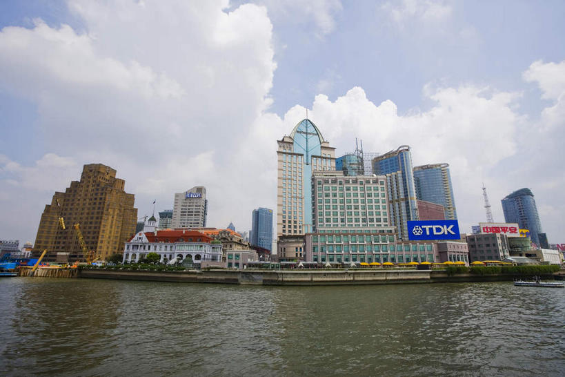 无人,高楼大厦,横图,全景,室外,白天,仰视,度假,技术,河流,美景,树林,水,天际线,植物,窗户,城市风光,标志建筑,城市,大厦,地标,建筑,摩天大楼,上海,中国,亚洲,一排,许多,阴影,波纹,整齐,光线,英文,标志,文字,影子,字符,字母,墙,河水,景观,水流,云,云朵,建筑群,涟漪,很多,云彩,娱乐,设备,标识,建设,虹口区,黄浦江,玻璃窗,墙壁,墙面,树,树木,排列,施工,红色,蓝色,绿色,白云,倒影,蓝天,水纹,天空,阳光,自然,外滩,波浪,天,享受,休闲,机械,起重机,汉字,景色,放松,生长,晴朗,成长,上海大厦,吊机,英文字母,申,工程,倒映,队列,中文,东亚,中山东一路,上海市,黄浦路,俄罗斯联邦驻上海总领事馆,中华人民共和国,沪,华东地区,水晕,国文,华文,反照,晴空,彩图,低角度拍摄,大楼,高层建筑,高楼,摩天楼,黄埔滩,上海外滩,外黄埔滩,百老汇大厦,北苏州路,春申江,俄罗斯驻上海总领事馆,俄罗斯帝国领事馆,苏联领事馆,海湾大厦,上海外滩茂悦大酒店,海鸥饭店