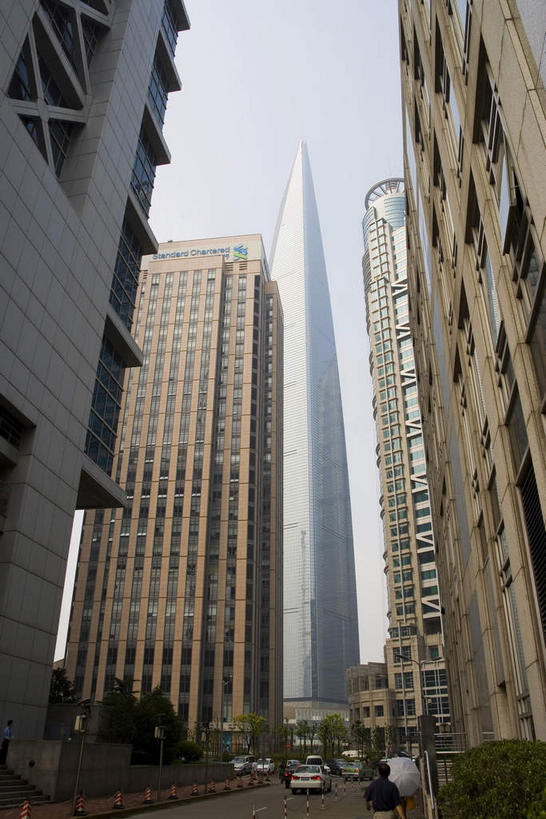 东方人,无人,高楼大厦,走,竖图,室外,白天,仰视,度假,美景,树林,植物,城市风光,城市,大厦,道路,建筑,路,摩天大楼,公路,汽车,上海,中国,亚洲,行人,阴影,服装,光线,影子,景观,分界线,停车线,交通,许多人,注视,休闲装,黄种人,娱乐,建设,浦东,路人,车,树,树木,衣服,蓝色,绿色,蓝天,天空,阳光,自然,交通工具,轿车,天,观察,看,一群人,享受,休闲,休闲服,景色,放松,服饰,环球金融中心,生长,晴朗,成长,观看,车行道,车行道分界线,申,察看,关注,载具,标线,金融中心,陆家嘴,陆家嘴金融贸易区,浦东新区,上海环球金融中心,东亚,车行线,上海市,万里无云,中华人民共和国,沪,华东地区,中国保险大厦,过客,渣打银行大厦,环球金融中心大厦,男人,男性,年轻男性,年轻女性,女人,女性,亚洲人,晴空,晴空万里,马路,步行,散步,走路,彩图,低角度拍摄,大楼,高层建筑,高楼,摩天楼