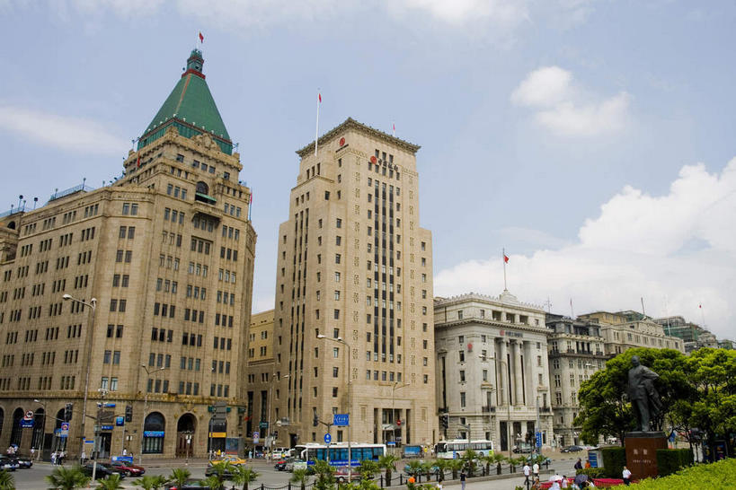 无人,高楼大厦,横图,室外,白天,仰视,度假,草地,草坪,美景,植物,城市风光,城市,大厦,道路,建筑,路,摩天大楼,指示牌,公路,公共汽车,雕塑,上海,中国,亚洲,阴影,艺术,装饰,光线,标志,雕刻,雕像,路标,影子,景观,云,云朵,巴士,公交车,交通,云彩,娱乐,标识,建设,黄浦江,路牌,车,草,树,树木,一个,蓝色,绿色,白云,蓝天,天空,阳光,自然,工艺品,交通工具,轿车,外滩,天,享受,休闲,景色,放松,生长,晴朗,单个,成长,纪念,美术,申,载具,主题,陈列,黄浦区,东亚,陈毅广场,中山东一路,上海市,中华人民共和国,沪,华东地区,功能,美学,晴空,马路,彩图,低角度拍摄,大楼,高层建筑,高楼,摩天楼,黄埔滩,上海外滩,外黄埔滩