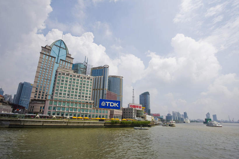 无人,高楼大厦,横图,室外,白天,仰视,度假,河流,美景,树林,水,植物,城市风光,城市,大厦,道路,建筑,路,摩天大楼,公路,船,上海,中国,亚洲,许多,阴影,光线,英文,标志,文字,影子,字符,字母,河水,景观,水流,云,云朵,交通,很多,云彩,娱乐,标识,建设,黄浦江,树,树木,蓝色,绿色,白云,蓝天,天空,阳光,自然,交通工具,外滩,天,享受,休闲,景色,放松,生长,晴朗,成长,英文字母,申,载具,货船,黄浦区,东亚,中山东一路,上海市,中华人民共和国,沪,华东地区,晴空,马路,彩图,低角度拍摄,大楼,高层建筑,高楼,摩天楼,商船,黄埔滩,上海外滩,外黄埔滩,海湾大厦