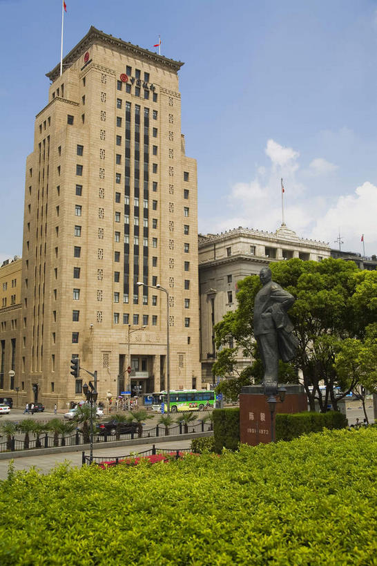 无人,高楼大厦,栏杆,竖图,室外,白天,正面,旅游,度假,树林,植物,标志建筑,大厦,道路,地标,建筑,路,路灯,摩天大楼,公共汽车,旗帜,照明,雕塑,上海,中国,亚洲,阴影,艺术,装饰,光线,标志,雕刻,雕像,旗杆,文字,影子,字符,云,云朵,围栏,小路,灯光,巴士,公交车,交通,云彩,娱乐,标识,旗子,建设,黄浦江,护栏,车,灯,树,树木,一个,蓝色,绿色,白云,蓝天,天空,阳光,自然,工艺品,交通工具,轿车,外滩,天,享受,休闲,汉字,旅游胜地,放松,生长,晴朗,单个,成长,纪念,照亮,美术,申,照明设备,中文,载具,主题,陈列,黄浦区,东亚,陈毅广场,中山东一路,上海市,中华人民共和国,沪,华东地区,功能,美学,国文,华文,旗号,晴空,彩图,大楼,高层建筑,高楼,摩天楼,黄埔滩,上海外滩,外黄埔滩