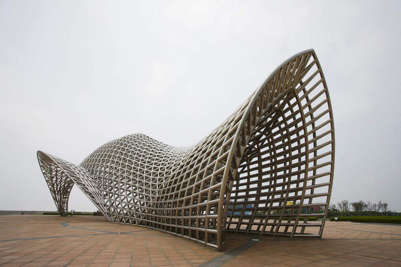 无人,横图,室外,白天,仰视,旅游,度假,植物,标志建筑,道路,地标,建筑,路,金属制品,雕塑,上海,中国,亚洲,艺术,装饰,金属,雕刻,雕像,乌云,云,阴天,云朵,小路,交通,云彩,娱乐,建设,浦东,架子,石板路,树,树木,绿色,天空,自然,工艺品,天,享受,休闲,旅游胜地,放松,庞大,生长,成长,纪念,临港新城,滴水湖,支撑,复杂,美术,固定,申,昏暗,阴沉,主题,陈列,浦东新区,东亚,上海市,南汇嘴观海公园,中华人民共和国,沪,华东地区,功能,美学,繁杂,彩图,低角度拍摄