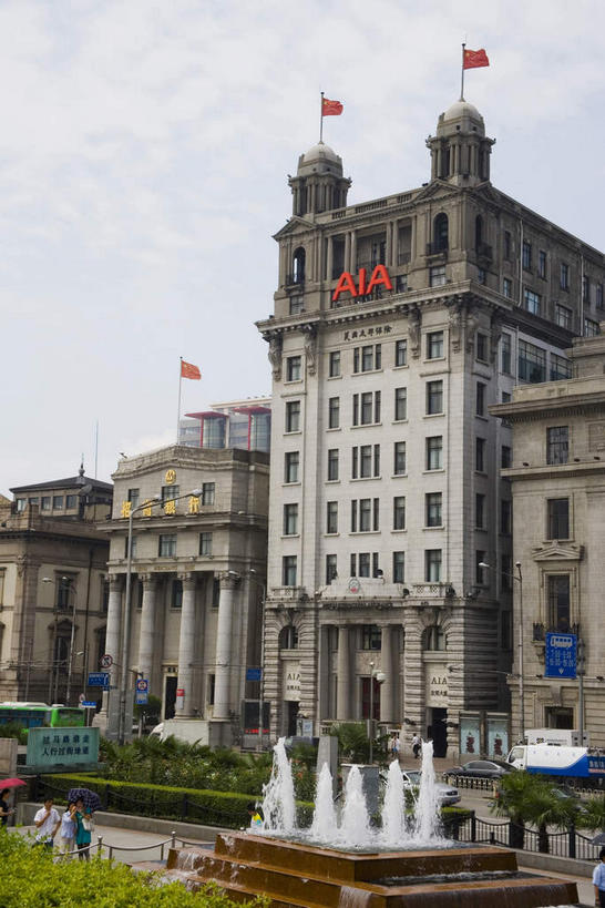 无人,高楼大厦,竖图,室外,白天,正面,旅游,度假,水,植物,窗户,标志建筑,大厦,地标,建筑,摩天大楼,喷泉,旗帜,上海,中国,亚洲,一排,许多,阴影,飞溅,整齐,并列,并排,溅,光线,液体,影子,景观,水滴,云,云朵,很多,云彩,文化,娱乐,旗子,建设,黄浦江,玻璃窗,水珠,树,树木,排列,红色,蓝色,绿色,白云,蓝天,天空,阳光,自然,外滩,天,品味,享受,休闲,旅游胜地,放松,生长,晴朗,成长,申,队列,喷洒,水景,平行,黄浦区,东亚,中山东一路,上海市,中华人民共和国,沪,华东地区,美观,旌旗,旗号,设计,晴空,彩图,大楼,高层建筑,高楼,摩天楼,黄埔滩,上海外滩,外黄埔滩,字林大楼