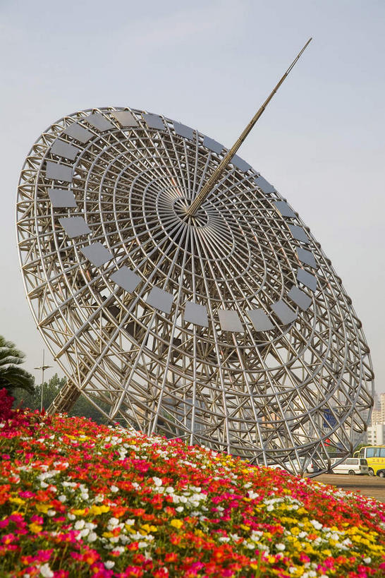 无人,竖图,室外,白天,仰视,旅游,度假,草地,草坪,花海,花圃,植物,标志建筑,地标,建筑,叶子,金属制品,雕塑,上海,中国,亚洲,阴影,艺术,装饰,盛开,时间,光线,金属,雕刻,雕像,影子,云,云朵,计时,花蕾,云彩,娱乐,建设,浦东,架子,草,花,花瓣,花朵,花卉,鲜花,树,树木,一个,黄色,红色,蓝色,绿色,白云,蓝天,天空,阳光,自然,工艺品,花丛,花束,花田,天,花苞,花蕊,享受,休闲,旅游胜地,放松,生长,晴朗,单个,成长,纪念,支撑,美术,固定,申,准确,主题,精准,陈列,浦东新区,世纪大道,世纪广场,日晷,东亚,上海市,中华人民共和国,沪,华东地区,功能,美学,日规,晴空,彩图,低角度拍摄,上海世纪广场,东方之光