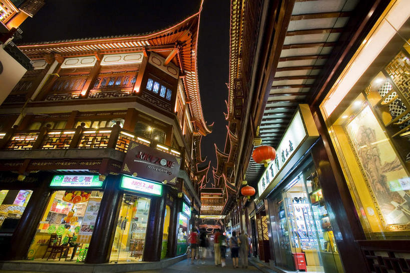 无人,商店,横图,彩色,室外,夜晚,仰视,旅游,度假,名胜古迹,窗户,落地窗,标志建筑,橱窗,地标,建筑,霓虹灯,上海,中国,亚洲,阴影,遗迹,光线,瓦片,影子,屋檐,灯光,七彩,古迹,文物,娱乐,光源,建设,商铺,古建筑,霓虹,檐,玻璃窗,灯,城隍庙,享受,休闲,旅游胜地,放松,申,照明设备,黄浦区,古文明,东亚,玻璃橱窗,上海市,中华人民共和国,沪,华东地区,氖灯,市肆,商号,老城隍庙,彩图,低角度拍摄,店铺