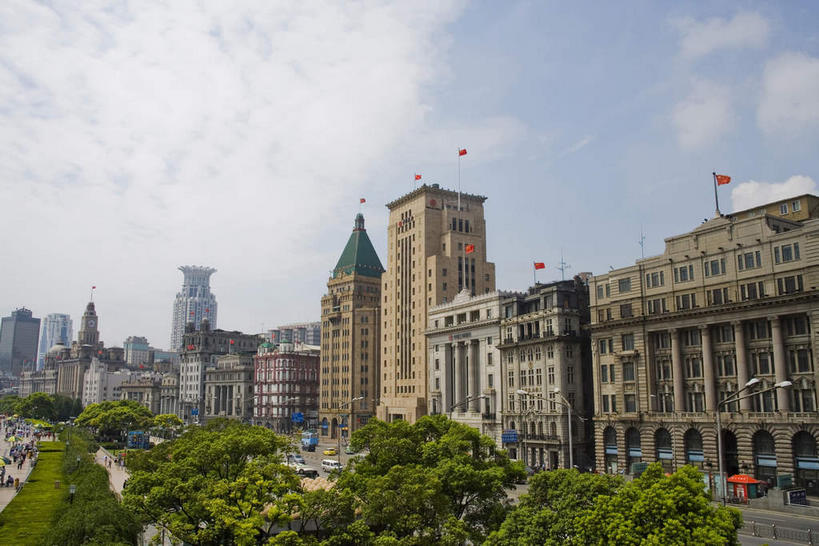 无人,高楼大厦,横图,室外,白天,正面,旅游,度假,植物,窗户,标志建筑,大厦,道路,地标,建筑,路,摩天大楼,公路,上海,中国,亚洲,一排,许多,阴影,整齐,并列,并排,光线,影子,屋顶,云,云朵,交通,很多,云彩,顶棚,娱乐,建设,黄浦江,玻璃窗,树,树木,排列,蓝色,绿色,白云,蓝天,天空,阳光,自然,外滩,天,享受,休闲,旅游胜地,放松,生长,晴朗,成长,申,队列,平行,黄浦区,东亚,有利大楼,中国银行大楼,沙逊大厦,中山东一路,上海市,中华人民共和国,沪,华东地区,晴空,马路,彩图,大楼,高层建筑,高楼,摩天楼,黄埔滩,上海外滩,外黄埔滩,汇中饭店,汇中饭店大楼,上海中国银行大楼