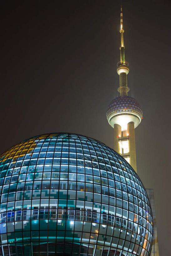 无人,竖图,室外,夜晚,仰视,旅游,度假,窗户,落地窗,标志建筑,地标,建筑,夜景,上海,中国,亚洲,一排,许多,阴影,整齐,并列,并排,光线,影子,塔,灯光,很多,娱乐,建设,东方明珠,浦东,玻璃窗,排列,享受,休闲,旅游胜地,放松,申,队列,电视塔,平行,玻璃幕墙,国际会展中心,金融中心,陆家嘴,陆家嘴金融贸易区,浦东新区,东亚,东方明珠广播电视塔,东方明珠电视塔,上海市,中华人民共和国,沪,华东地区,彩图,低角度拍摄,东方明珠塔,上海国际会展中心