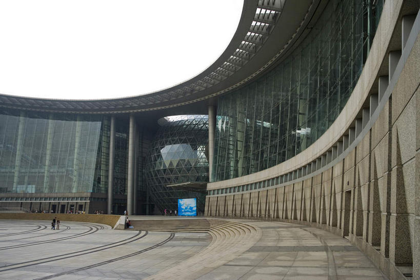 无人,横图,室外,白天,正面,旅游,度假,建材,技术,窗户,落地窗,标志建筑,地标,建筑,上海,中国,亚洲,一排,许多,研究,整齐,并列,并排,科学,纹路,材料,瓦片,纹理,柱子,砖,砖块,墙,屋檐,乌云,云,阴天,云朵,很多,教育,云彩,娱乐,建设,浦东,檐,玻璃窗,墙壁,墙面,排列,天空,天,享受,休闲,砖头,旅游胜地,放松,建造,上海科技馆,展览,申,昏暗,阴沉,队列,欣赏,科技馆,平行,陈列,玻璃幕墙,浦东新区,世纪大道,东亚,上海市,肌理,中华人民共和国,沪,华东地区,石料,彩图,砌墙砖,科学技术馆